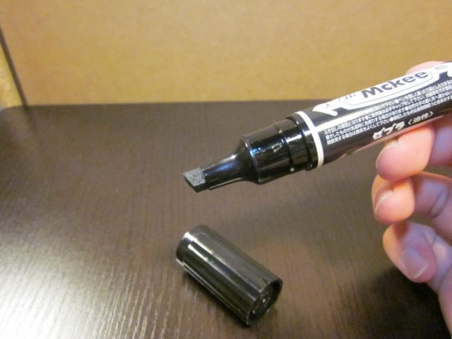 ふたのある一般的な油性ペン
